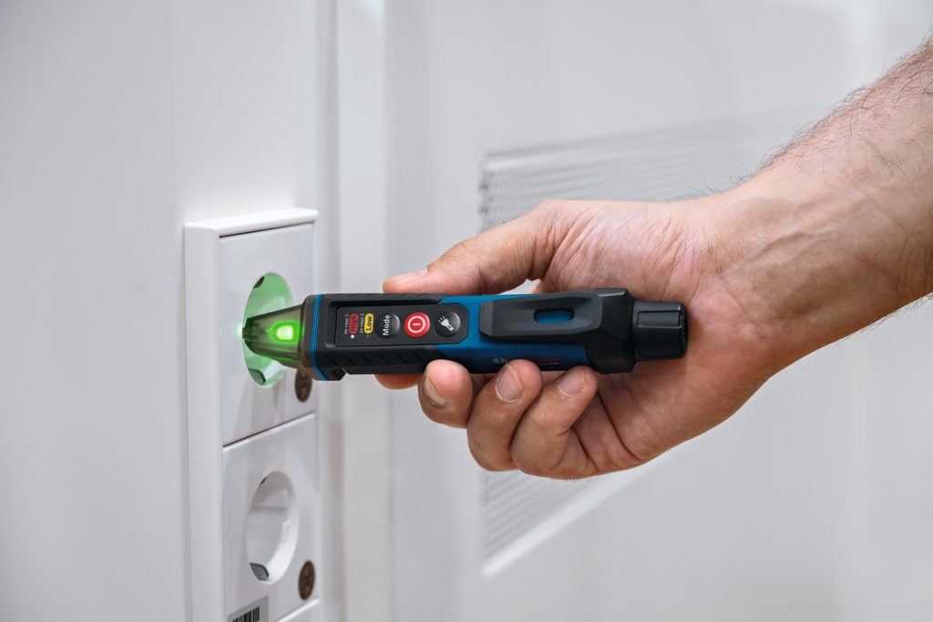 Bosch electrical tester tests socket
