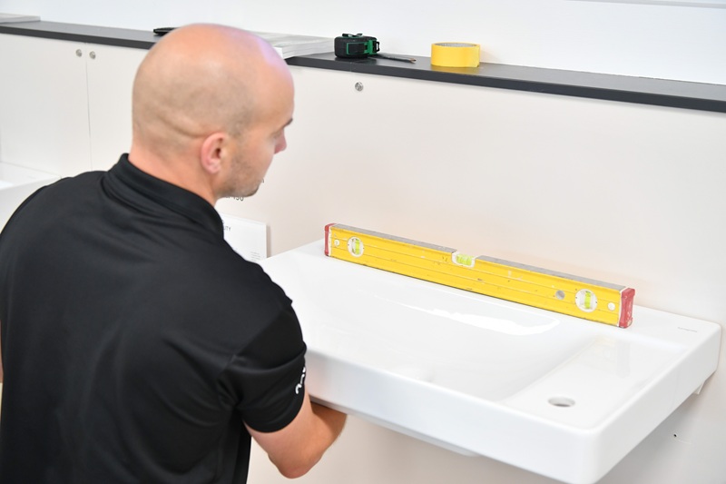 Step-by-step installation of hansgrohe’s Xelu Q vanity unit and basin paired with the Tecturis E two-hole basin mixer tap
