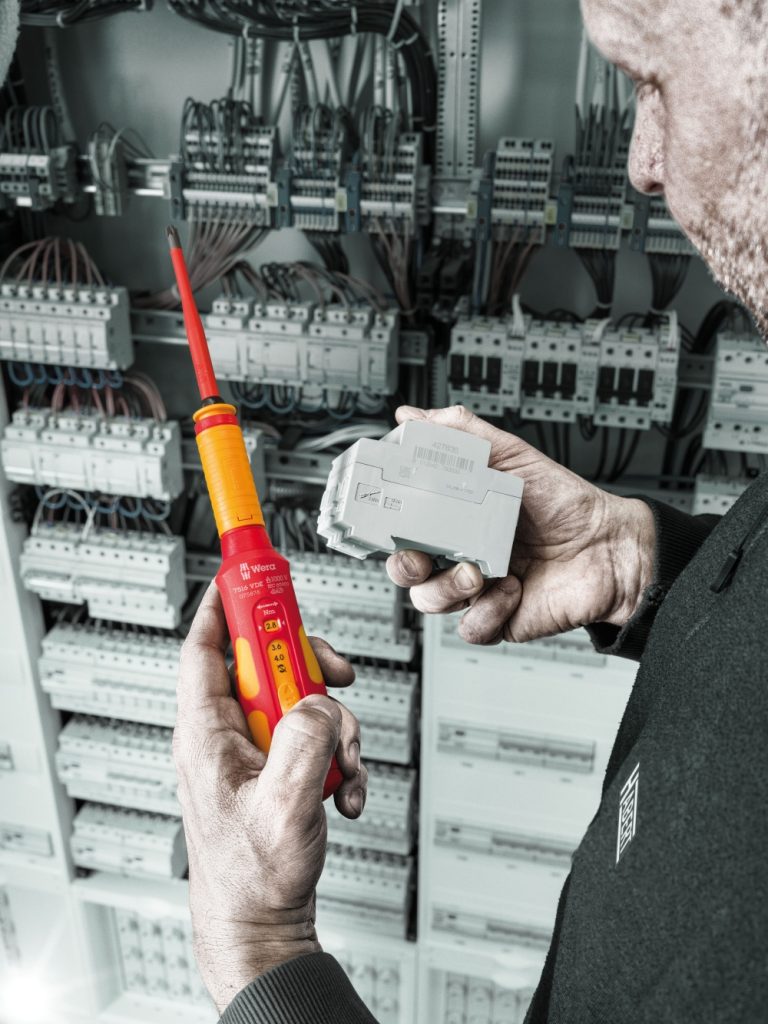 Worker using the Wera Safe-Torque Speed VDE screwdriver